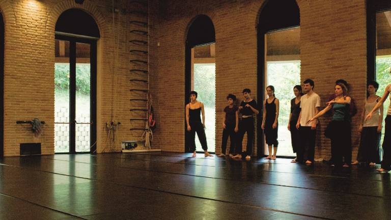 Una dimora nel bosco per la danza e il teatro Una dimora nel bosco per la danza e il teatro