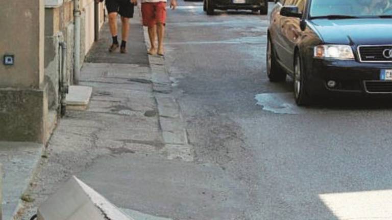 «Buche, marciapiedi disastrati e automobili a folle velocità» «Buche, marciapiedi disastrati e automobili a folle velocità»