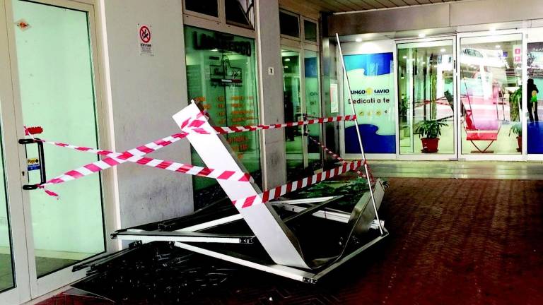 Colpo fallito al Bancomat dell'Ipercoop Colpo fallito al Bancomat dell'Ipercoop