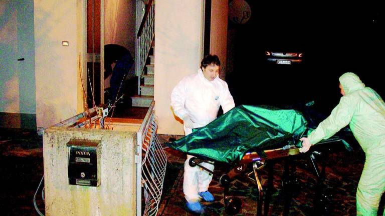 Una fiammata dai fornelli gli incendia i vestiti Una fiammata dai fornelli gli incendia i vestiti
