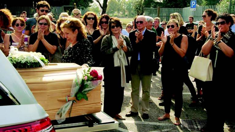 Le lacrime delle ragazze invincibili per l'ultimo saluto a Sergio Guerra Le lacrime delle ragazze invincibili per l'ultimo saluto a Sergio Guerra