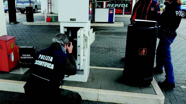 Distributore razziato con l'aspirapolvere Distributore razziato con l'aspirapolvere