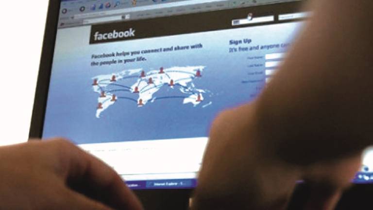 La corteggia via Facebook e le spilla 36mila euro La corteggia via Facebook e le spilla 36mila euro