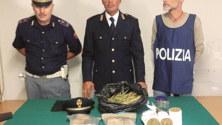 Nel parco con i chili di marijuana Nel parco con i chili di marijuana