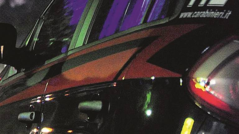 Scappa ai carabinieri, li sperona e poi viene bloccato Scappa ai carabinieri, li sperona e poi viene bloccato