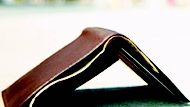 Consegna ai carabinieri un portafoglio con 1.200 euro Consegna ai carabinieri un portafoglio con 1.200 euro