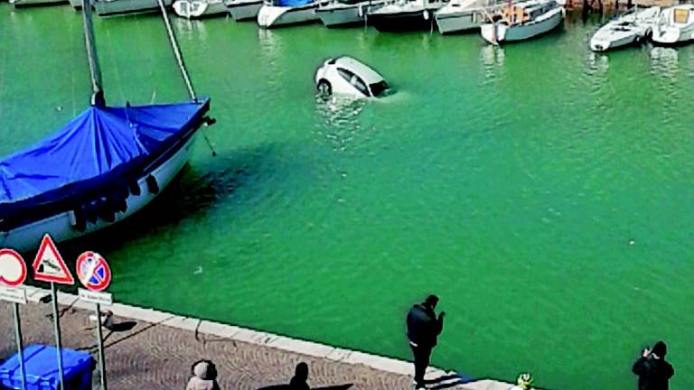 Auto parcheggiata senza freni scivola e affonda nel porto canale Auto parcheggiata senza freni scivola e affonda nel porto canale