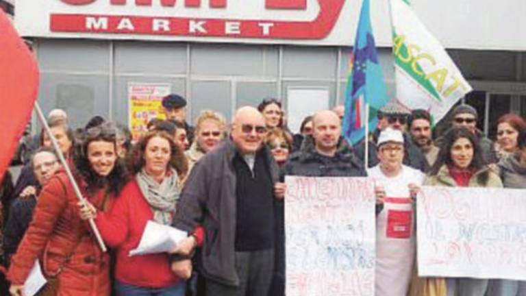 Chiude supermercato, clienti e residenti solidali Chiude supermercato, clienti e residenti solidali