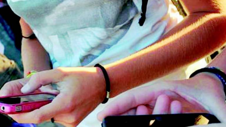 Denudato dai compagni di scuola e sbattuto in video su WhatsApp Denudato dai compagni di scuola e sbattuto in video su WhatsApp