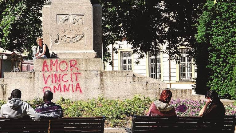 Strage di monumenti: tutti imbrattati Strage di monumenti: tutti imbrattati