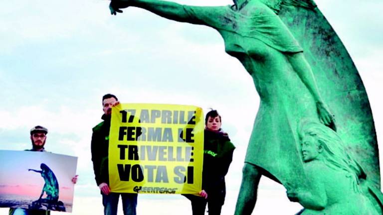 No alle trivelle, blitz dei volontari di Greenpeace alla palata No alle trivelle, blitz dei volontari di Greenpeace alla palata