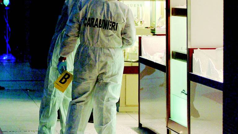 Assalto con molotov all'Esp Assalto con molotov all'Esp