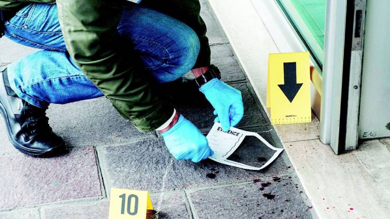 Cassiera di Asset Banca sequestrata e massacrata di botte da due banditi Cassiera di Asset Banca sequestrata e massacrata di botte da due banditi