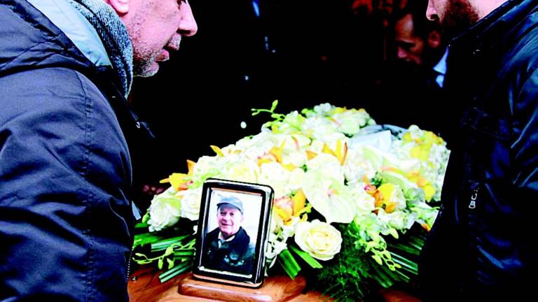 In mille per l'addio al re degli albergatori In mille per l'addio al re degli albergatori