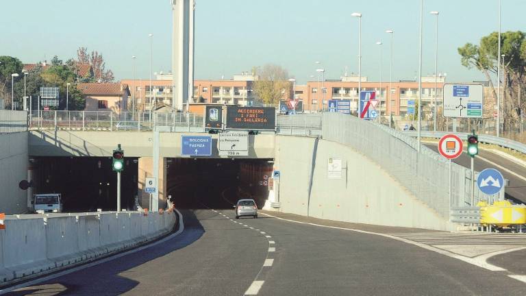 Forlì, a piedi in mezzo alla carreggiata: paura in tangenziale Forlì, a piedi in mezzo alla carreggiata: paura in tangenziale