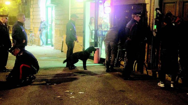 Controlli a scuola con i cani, due 15enni con la droga Controlli a scuola con i cani, due 15enni con la droga