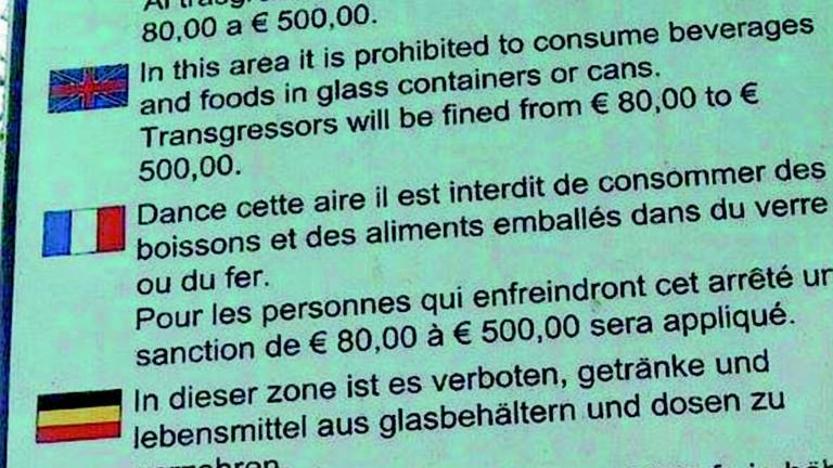 Poveri turisti tedeschi, la loro bandiera è sbagliata Poveri turisti tedeschi, la loro bandiera è sbagliata