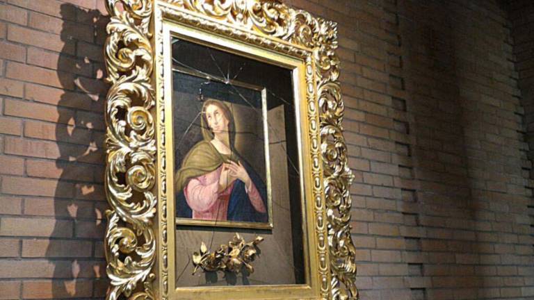 Vandali rubano la corona della Madonna Vandali rubano la corona della Madonna