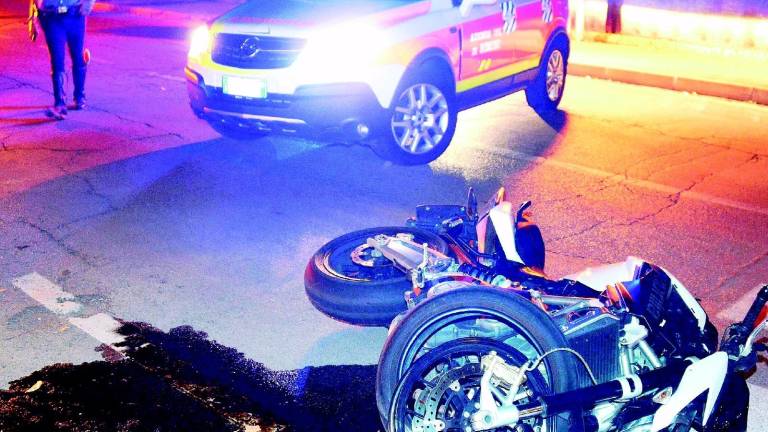 Con la moto contro la rotonda idraulico muore sul colpo Con la moto contro la rotonda idraulico muore sul colpo