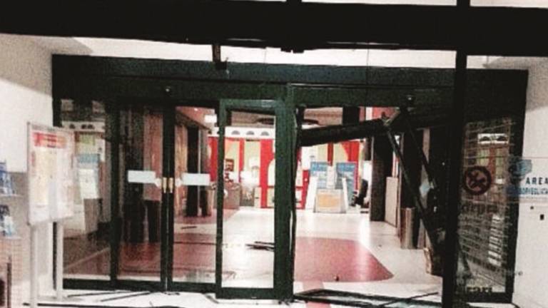 Auto-ariete per sfondare la vetrata e strappare colonnina bancomat Auto-ariete per sfondare la vetrata e strappare colonnina bancomat