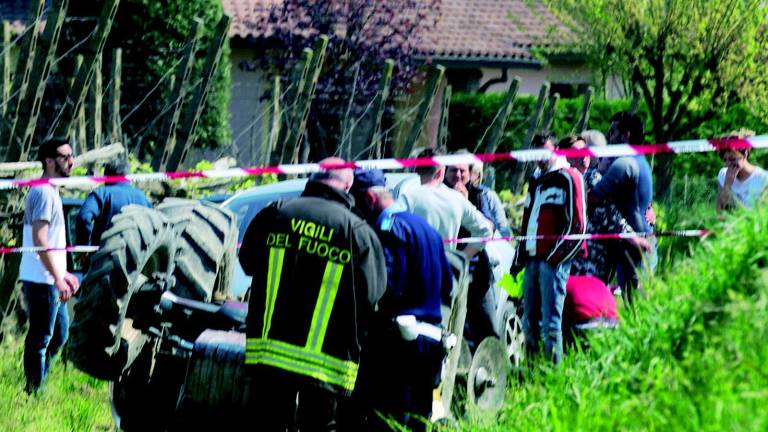 Trattore si ribalta, imprenditore perde la vita Trattore si ribalta, imprenditore perde la vita