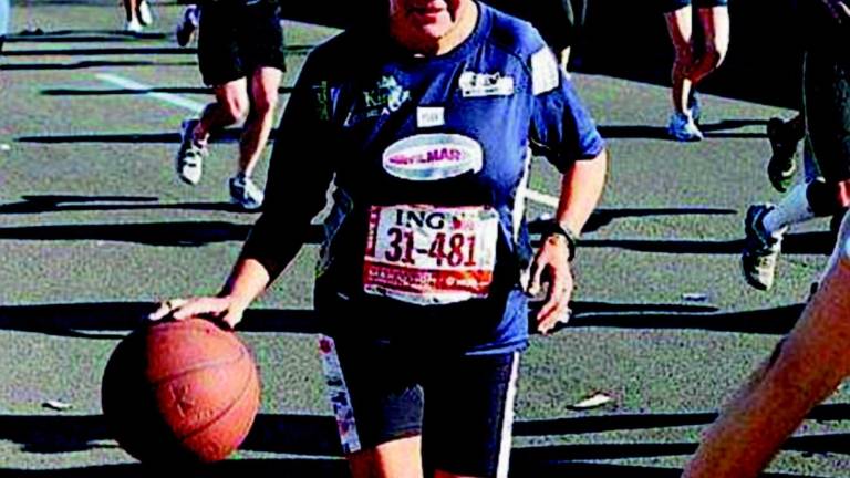 Una maratona palleggiando con due palloni Una maratona palleggiando con due palloni