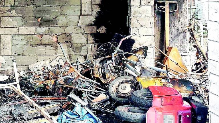 Fiamme devastano casa, tre intossicati Fiamme devastano casa, tre intossicati