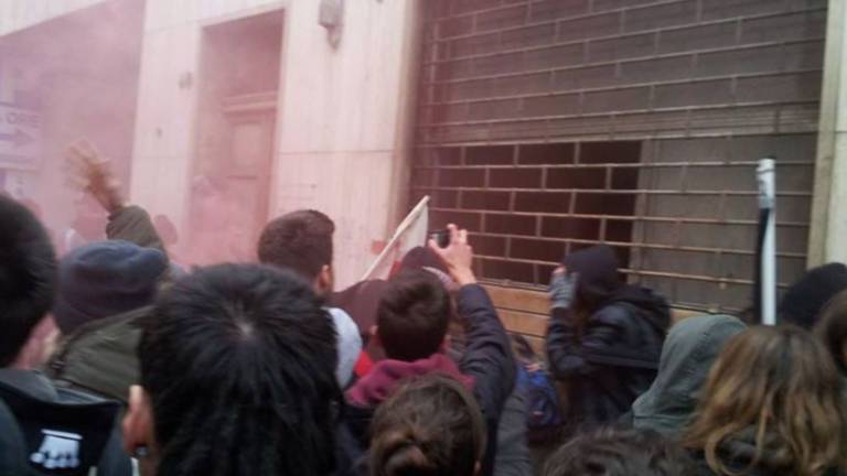 Dopo l'incendio gli studenti occupano ancora Dopo l'incendio gli studenti occupano ancora