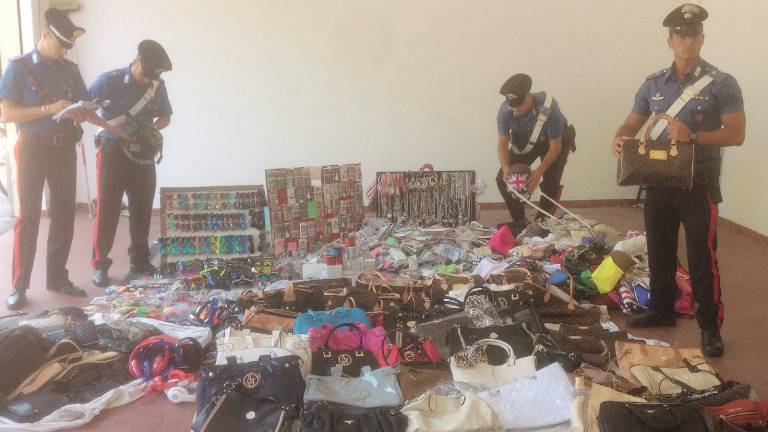 Maxi sequestro in spiaggia, ci sono anche le cuffie di Balotelli Maxi sequestro in spiaggia, ci sono anche le cuffie di Balotelli