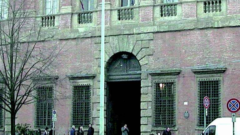 Vessava i vicini con scritte e minacce, il giudice la obbliga a lasciare la città Vessava i vicini con scritte e minacce, il giudice la obbliga a lasciare la città