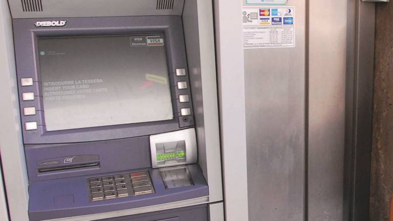 Faenza, raggira anziano accompagnandolo persino al bancomat Faenza, raggira anziano accompagnandolo persino al bancomat