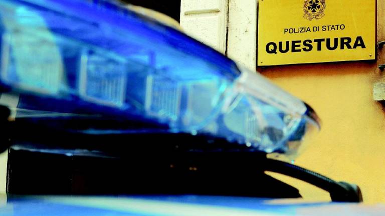 Marito e moglie poliziotti bloccano rapinatore Marito e moglie poliziotti bloccano rapinatore