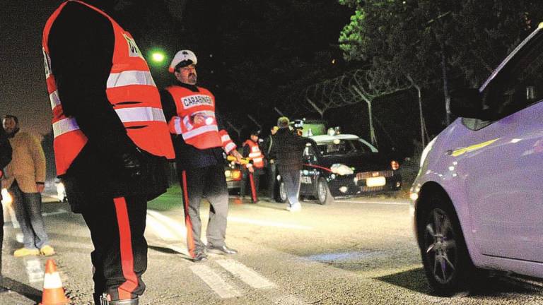 Madre in coma dopo il volo dall'auto in corsa, indagato l'amico che era al volante dell'auto Madre in coma dopo il volo dall'auto in corsa, indagato l'amico che era al volante dell'auto