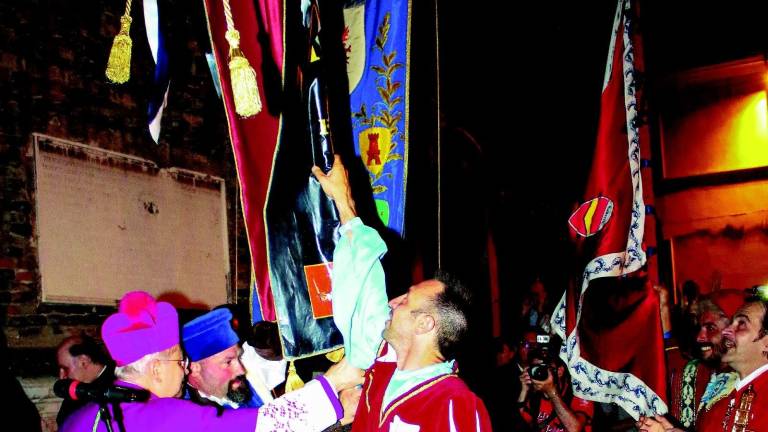 Vince il Palio e sul sagrato chiede in sposa la fidanzata Vince il Palio e sul sagrato chiede in sposa la fidanzata