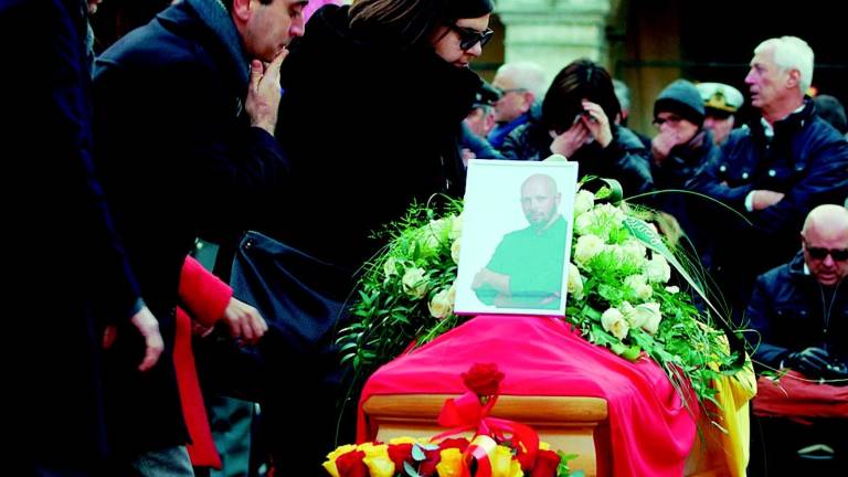 Ciao Enrico!, un addio fra lacrime e canzoni Ciao Enrico!, un addio fra lacrime e canzoni