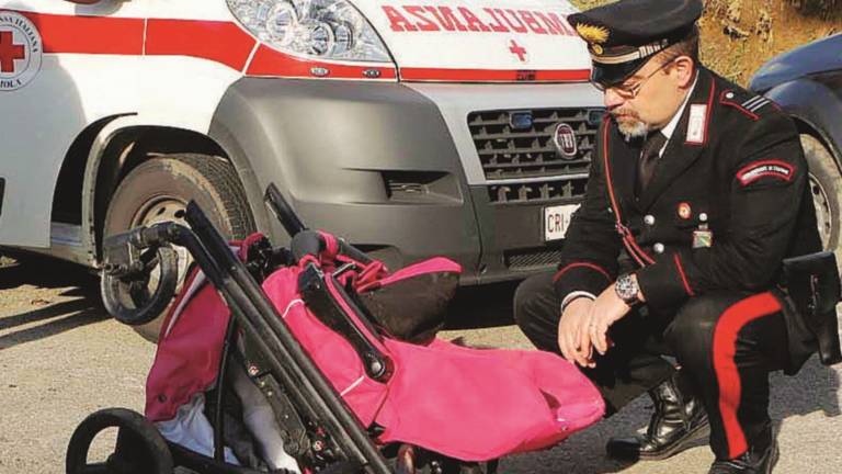 Mamma e bimba di 16 mesi investite alla fermata del bus sulla Montanara Mamma e bimba di 16 mesi investite alla fermata del bus sulla Montanara