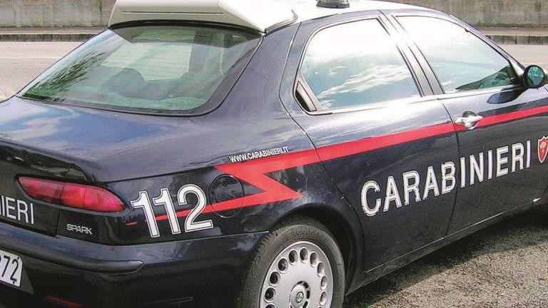 Sequestrato e minacciato con i coltelli nell'appartamento di due trans Sequestrato e minacciato con i coltelli nell'appartamento di due trans