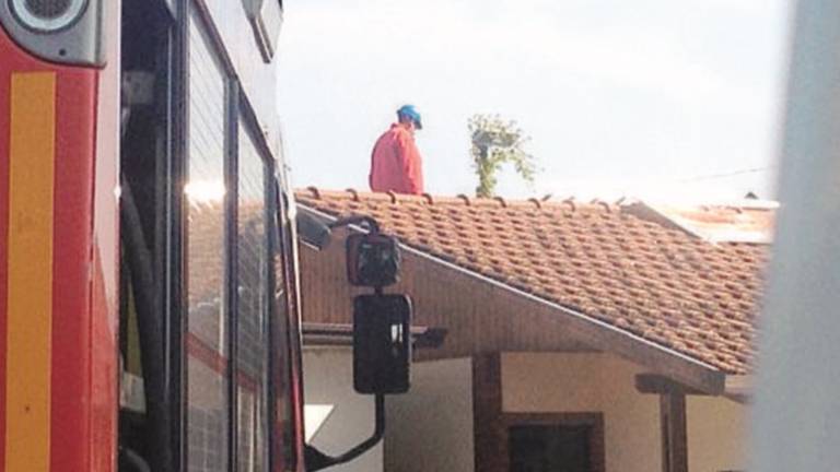 Minaccia di darsi fuoco sul tetto dell'azienda Minaccia di darsi fuoco sul tetto dell'azienda