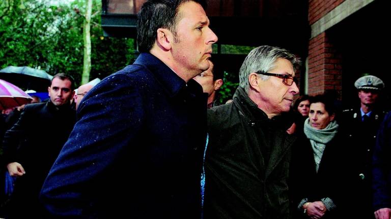L'abbraccio di Matteo Renzi alla madre L'abbraccio di Matteo Renzi alla madre