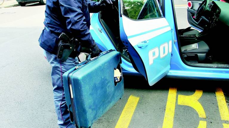 Valigia sospetta, allarme bomba alla Camera di commercio Valigia sospetta, allarme bomba alla Camera di commercio