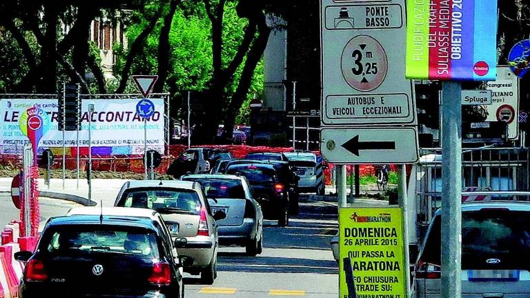 Viabilità, la protesta dei commercianti:«Isolati tra multe, ciclabili e file d'auto» Viabilità, la protesta dei commercianti:«Isolati tra multe, ciclabili e file d'auto»