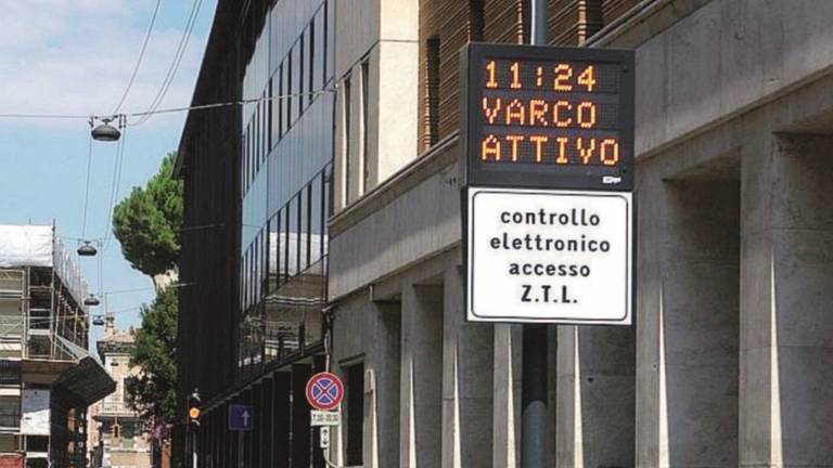 Con l'auto nella zona rossa Ma il vigile elettronico non perdona: multati in 27mila Con l'auto nella zona rossa Ma il vigile elettronico non perdona: multati in 27mila