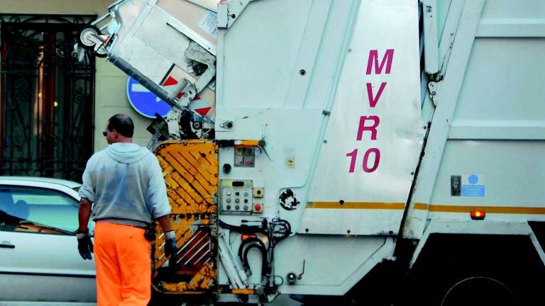 Forlì, questa storia mi puzza: tampona camion dei rifiuti e poi fugge Forlì, questa storia mi puzza: tampona camion dei rifiuti e poi fugge