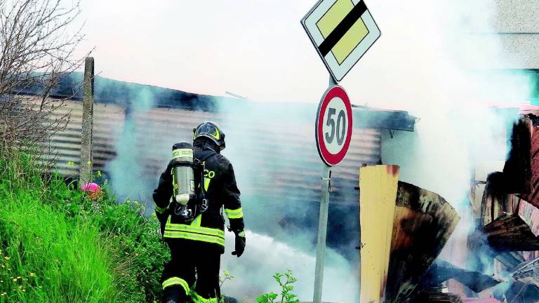 Via Emilia chiusa per un incendio Via Emilia chiusa per un incendio