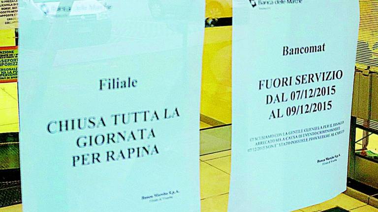 Due banditi sbucano dal nulla armati di pistola Due banditi sbucano dal nulla armati di pistola