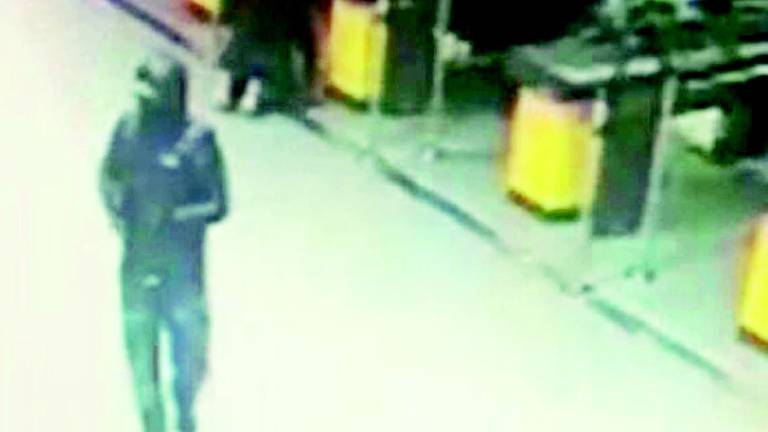 Ecco i banditi durante l'assalto armato Ecco i banditi durante l'assalto armato