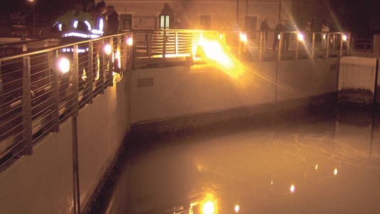 Pesca a rilento dopo la mareggiata: Porte vinciane riaperte nella notte Pesca a rilento dopo la mareggiata: Porte vinciane riaperte nella notte