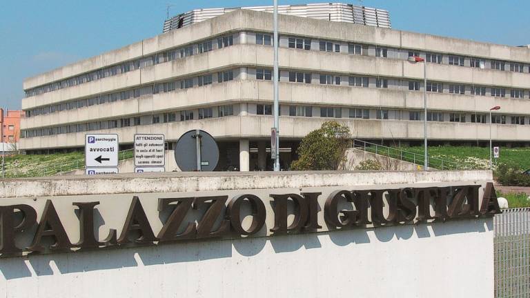 Violenza sulla fidanzatina del figlio: al via il processo a carico di un 44enne Violenza sulla fidanzatina del figlio: al via il processo a carico di un 44enne