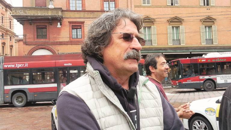 L'immagine del Sic sui taxi di Bologna per i disabili L'immagine del Sic sui taxi di Bologna per i disabili