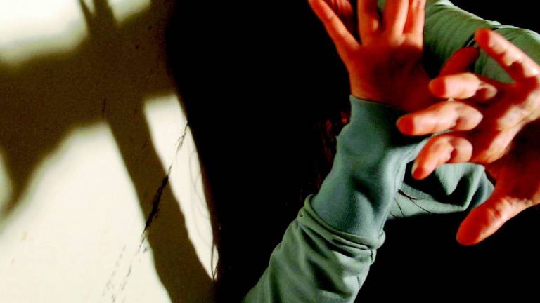 Profugo violenta un'assistente in un appartamento per rifugiati Profugo violenta un'assistente in un appartamento per rifugiati